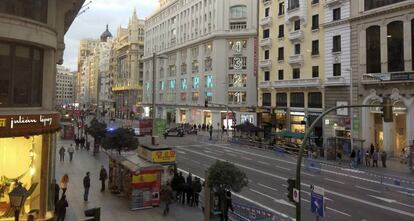 Vista de la Gran V&iacute;a de Madrid durante el cierre al tr&aacute;fico.