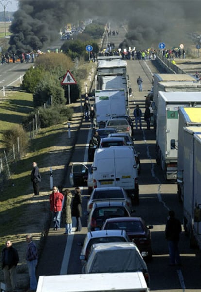 Un centenar de agricultores han cortado esta mañana la A-62 a la altura de Tordesillas (Valladolid), en dos ocasiones, provocando diversas retenciones.