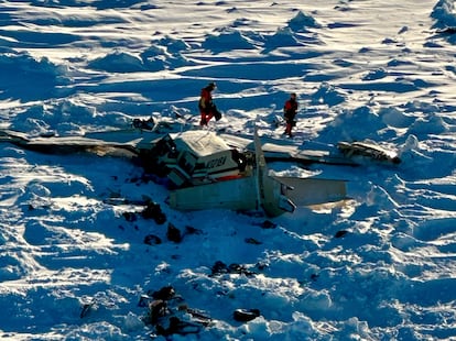 Los restos del avión tras el accidente, en la zona occidental de Alaska.