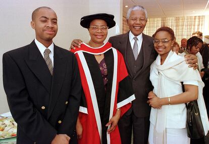 Machel con Mandela y los hijos de ella, Josina y Malengani, en 1997 la Universidad de Essex, en el Reino Unido.  