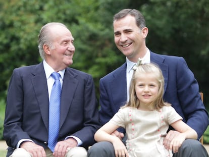 Don Juan Carlos, don Felipe y la infanta Leonor, hoy Princesa de Asturias, en septiembre de 2012.