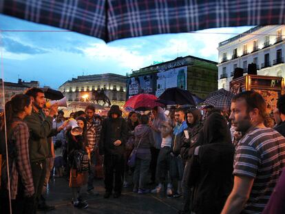 Participantes en la asamblea celebrada anoche en la Puerta del Sol.