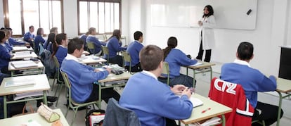 Una profesora imparte clase en un centro de enseñanza secundaria.