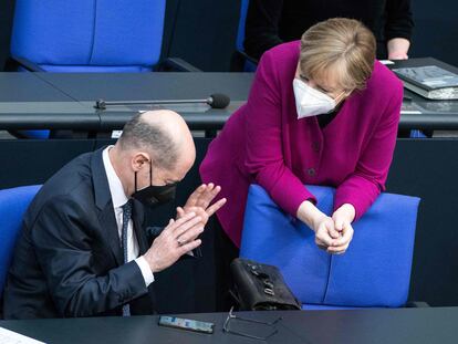 La canciller alemana, Angela Merkel, habla con el ministro de finanzas, Olaf Scholz, durante la sesión del Bundestag de este jueves.