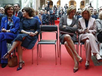 Desde la izquierda, la presidenta de la Asamblea de Madrid, Paloma Adrados; la vicepresidenta del Gobierno, Soraya Sáenz de Santamaría; la ministra de Defensa, María Dolores de Cospedal, y la delegada del Gobierno, Concepción Dancausa.