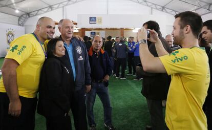 Scolari posa con unos aficionados.