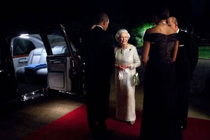 El presidente y la primera dama reciben a la Reina de Inglaterra y al Duque de Edimburgo antes de que estos vuelvan a Winfiel (Londres), en mayo de 2011.