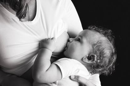 Una madre amamanta a su bebé.
