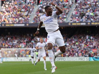 David Alaba celebra su gol en el Camp Nou.