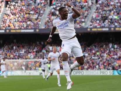 David Alaba celebra su gol en el Camp Nou.