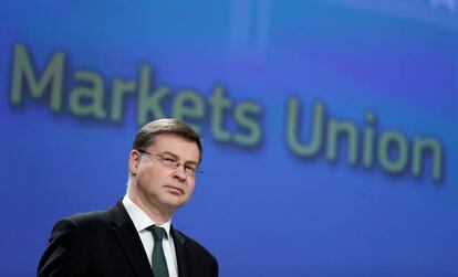 Valdis Dombrovskis, vicepresidente económico de la CE. REUTERS/Yves Herman