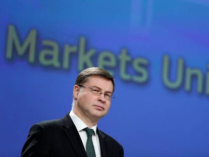 Valdis Dombrovskis, vicepresidente económico de la CE. REUTERS/Yves Herman