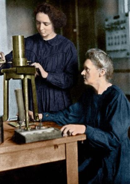 La cient&iacute;fica Marie Curie, sentada, junto a su hija Irene en un retrato de 1925. 