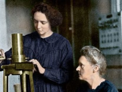 La cient&iacute;fica Marie Curie, sentada, junto a su hija Irene en un retrato de 1925. 