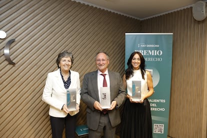 Elda Mata, Joan Llinares y Celia Carbonell, con sus premios de la Fundación Hay Derecho, este jueves.