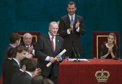 El Príncipe Felipe aplaude, en presencia de la Princesa Letizia, a la representación de los jugadores de la Selección Española de Fútbol y a su entrenador Vicente del Bosque (c), tras hacerles entrega del Premio Príncipe de Asturias de los Deportes 2010, en un acto que ha tenido lugar esta tarde en el Teatro Campoamor, en Oviedo