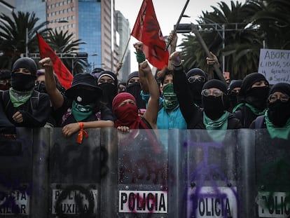 Mulheres protestam com os escudos que elas tiraram da polícia da Cidade do México, em 28 de setembro.