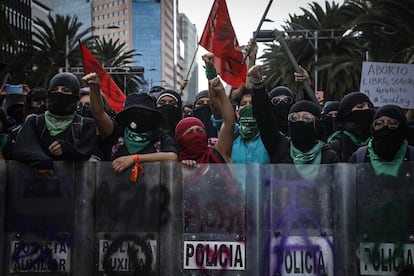 Un grupo de mujeres protesta con los escudos que le quitaron a la policía de Ciudad de México.
