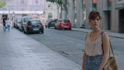 Fotograma de la película La virgen de agosto de Jonás Trueba en la calle del Círculo de Bellas Artes.