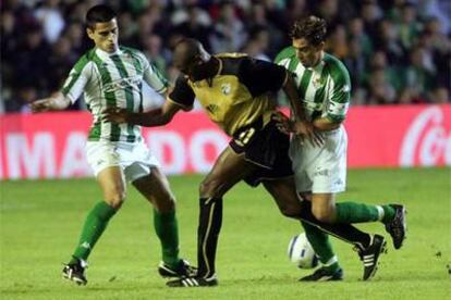 Wanchope, entre Juanito, a la izquierda, y Cañas, durante el encuentro.