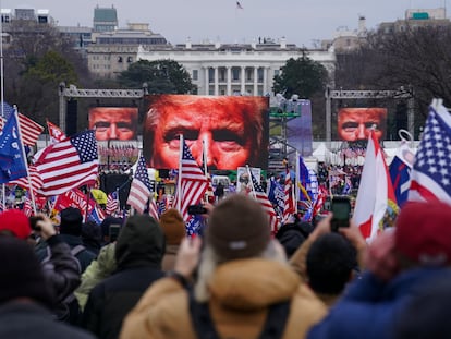 Manifestantes pro-Trump durante el mitin para impugnar la certificación de los resultados de las elecciones presidenciales de los EE. UU. frente al Capitolio en Washington, el pasado 6 de enero.