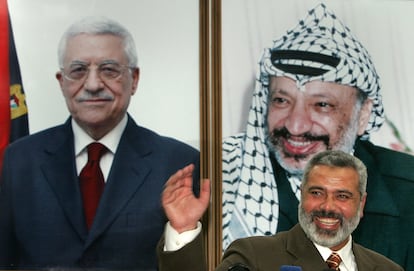 El designado primer ministro palestino, Ismail Haniya (en primer término), del grupo islámico Hamás, tras entrevistarse con el presidente de la Autoridad Palestina, Mahmud Abbas, en Gaza. Haniya presentó a Abbas su proyecto para el nuevo Gobierno palestino, el 19 de marzo de 2006.   