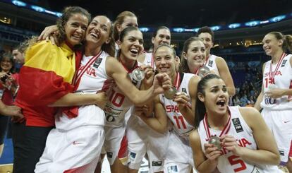 Las jugadoras de la selecci&oacute;n de baloncesto celebran la plata mundial. 