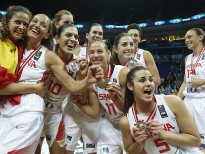Las jugadoras de la selección de baloncesto celebran la plata mundial.