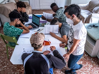 Menores inmigrantes tutelados en un piso de la Generalitat valenciana, el pasado junio.