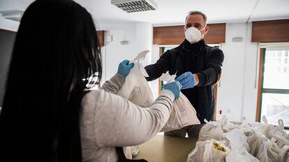 Efectivos de proteccion civil de Pontevedra recojen en un restaurante los menus sociles para menores que se han quedado sin la beca comedor durante la crisis del coronavirus covid-19, al permanecer sin escuela durante el estado de alarma.
Óscar Corral
08/05/20