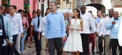 Los reyes el pasado martes paseando por el centro histórico de La Habana.