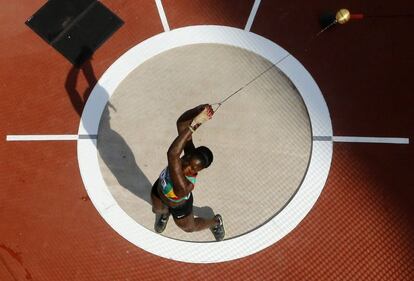 Amy Sene de Senegal en la competición femenina de lanzamiento de martillo.