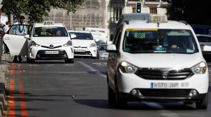 Taxistas durante su servicio en la ciudad de Madrid.