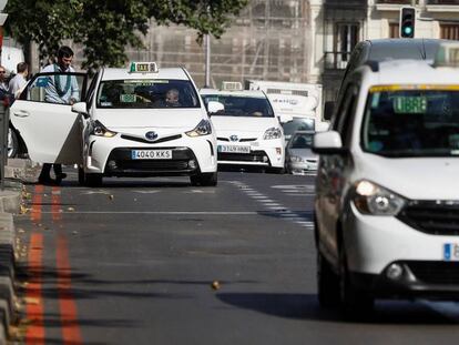 Taxistas durante su servicio en la ciudad de Madrid.