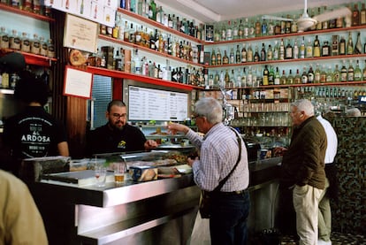 Esta taberna del barrio de Chamberí siempre está llena. Está liderada por Daniel Rojo desde 2021, que se ha propuesto conservar la esencia de siempre con sus típicas cañas y patatas bravas.