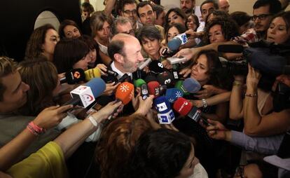 Rubalcaba, rodeado de periodistas, tras la reuni&oacute;n de los socialistas en el Congreso.