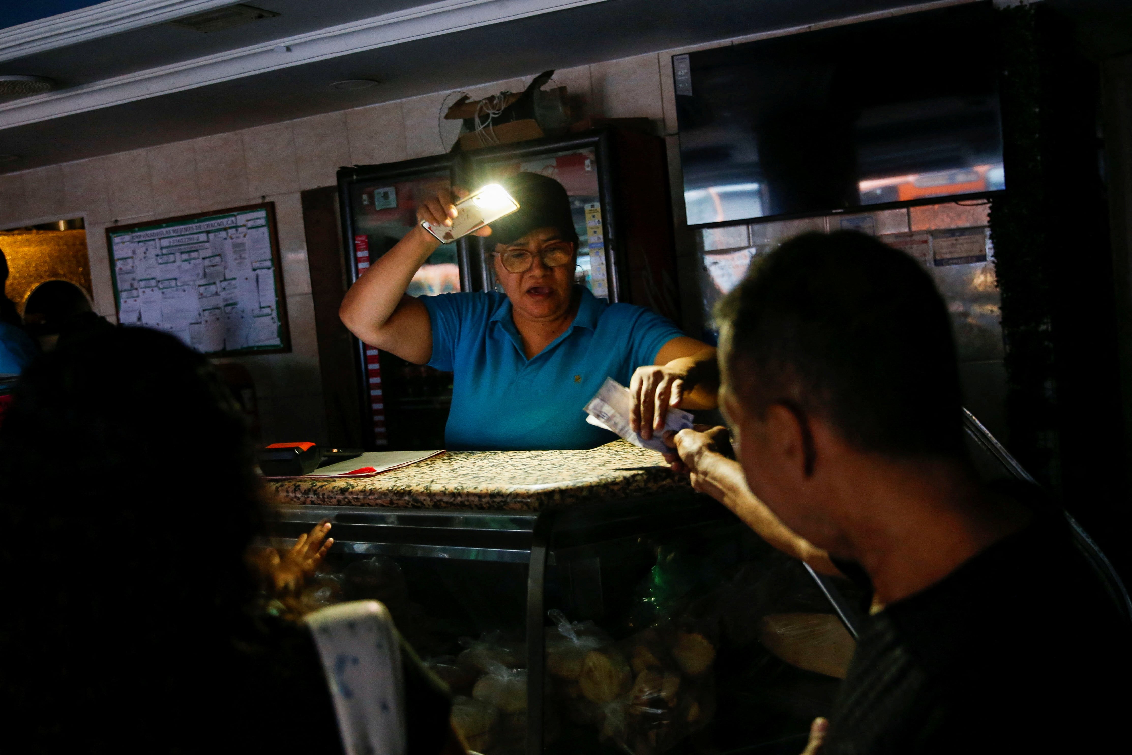Venezuela activa un plan de ahorro de electricidad para revertir los apagones