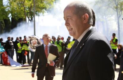 El consejero de Interior, Felip Puig, a su llegada al Auditori de Barcelona para conmemorar el Día de las Escuadras de los Mossos d'Esquadra.