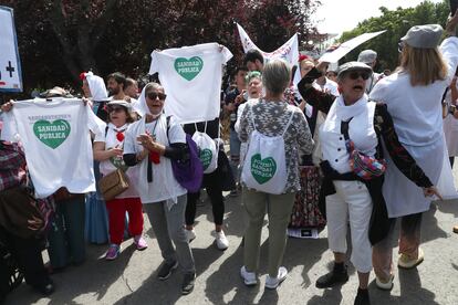 Protesta por la sanidad pública durante el paso de algunos políticos por la pradera de San Isidro. 