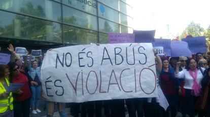 Concentración ante la Ciudad de la Justicia de Valencia contra la sentencia de La Manada.