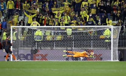Geronimo Rulli del Villarreal para el penalti tirado por el también portero David de Gea del Manchester United durante la tanda de penaltis de la final de la UEFA Europa League.