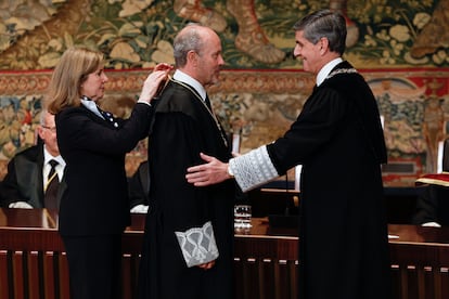 Juan Carlos Campo (en el centro) junto al presidente del Tribunal Constitucional, Pedro González-Trevijano, a la derecha, durante su toma de posesión como nuevo magistrado del Tribunal Constitucional, en febrero.