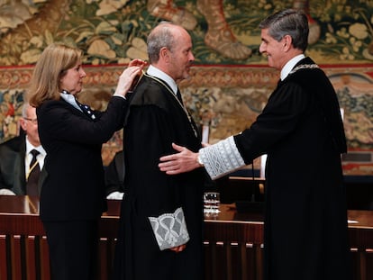 Juan Carlos Campo (en el centro) junto al presidente del Tribunal Constitucional, Pedro González-Trevijano, a la derecha, durante su toma de posesión como nuevo magistrado del Tribunal Constitucional, en febrero.