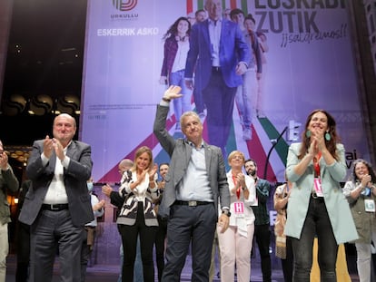 El 'lehendakari', Íñigo Urkullu, celebra su triunfo electoral en la sede de su partido en Bilbao, el domingo 12 de julio.