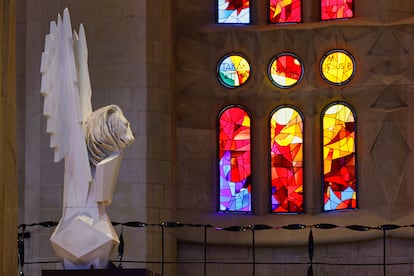 Escultura de yeso del evangelista Marcos, a tamaño reducido, expuesta en el interior de la Sagrada Familia, con la vidriera de colores de fondo. Las figuras exteriores, están hechas con mármol blanco de Tasos y en la base de cada una de ellas se pueden leer las iniciales de cada evangelista escritas en trencadís (mosaico).