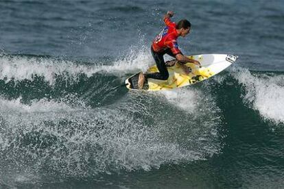 El estadounidense Andy Irons, vigente campeón mundial, cabalga sobre el oleaje en Mundaka.