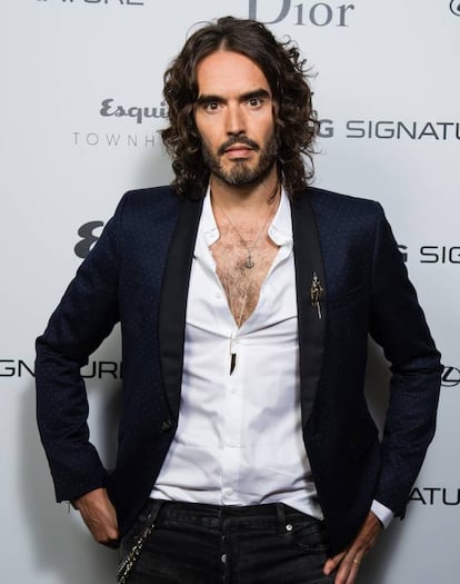 Aquí tenemos a Russell Brand (Essex, Inglaterra, 1975), cómico británico y exmarido de la estrella del pop Katy Perry, cuya ruptura por WhasApp quedó filmada para la posteridad en el documental de la cantante, 'Part of me'. Brand presume de mantener relaciones con tres, cuatro o cinco mujeres al día. “Una vez en Irlanda me acosté con nueve en una sola noche”, recuerda Brand. Y añade: “Mi fama me permitía, en vez de tener citas y llevar a las chicas al cine y luego pedirles el teléfono, acercarme a ellas y decirles: '¡Hagamos el amor ahora mismo!'”. Desde entonces, Brand ha recibido tratamiento por adicción al sexo. En la imagen, Russell Brand en Londres en 2017.