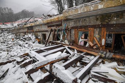 Sus cuatro plantas quedaron sepultadas por un alud de nieve que se precipitó de esas faldas como consecuencia de los terremotos. Dentro del hotel en ese momento había 40 personas (28 huéspedes, entre ellos cuatro niños, y 12 empleados) En la fotografía, las ruinas del hotel Rigopiano un año después.