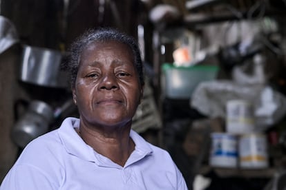 Floripe Rodríguez Quiñonez, participante del programa de sustitución de cultivos posa en la cocina de su casa en Espriella, Nariño.