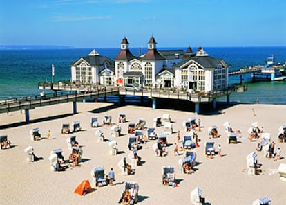 Son tradicionales, en algunos puntos de la costa báltica alemana, los restaurantes en edificios sobre muelles en el mar, como éste de Sellin, en la isla de Rügen.